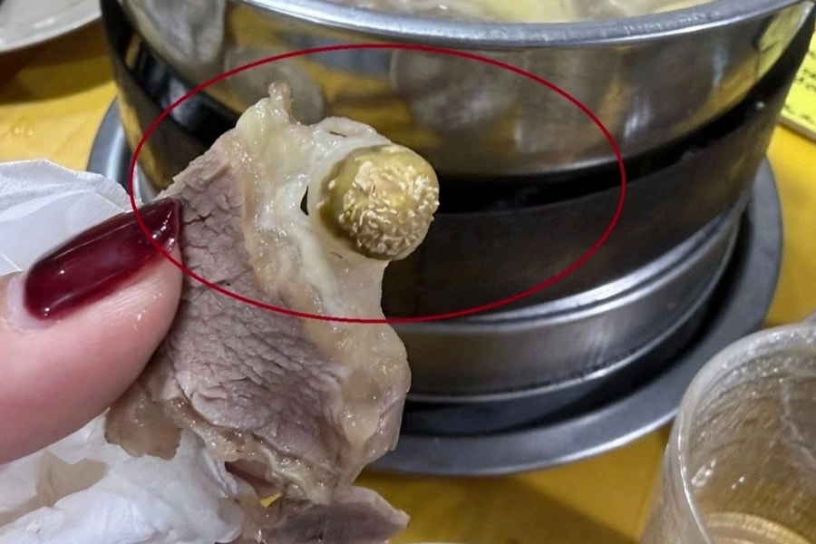 Quán bò nhúng dấm nổi tiếng ở Hà Nội bị khách tố có dòi trong miếng thịt bò