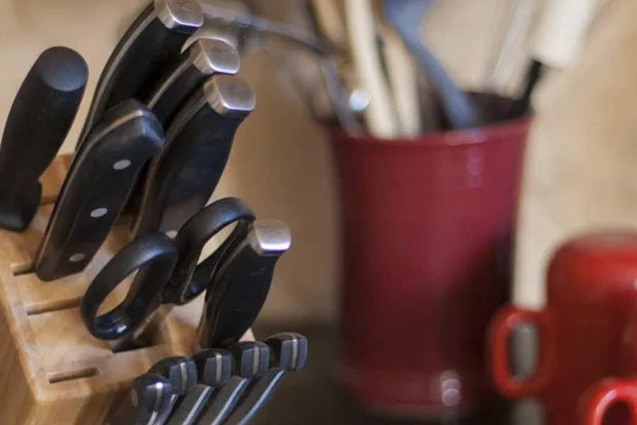 Những sai lầm khi dùng dao kéo trong nhà bếp