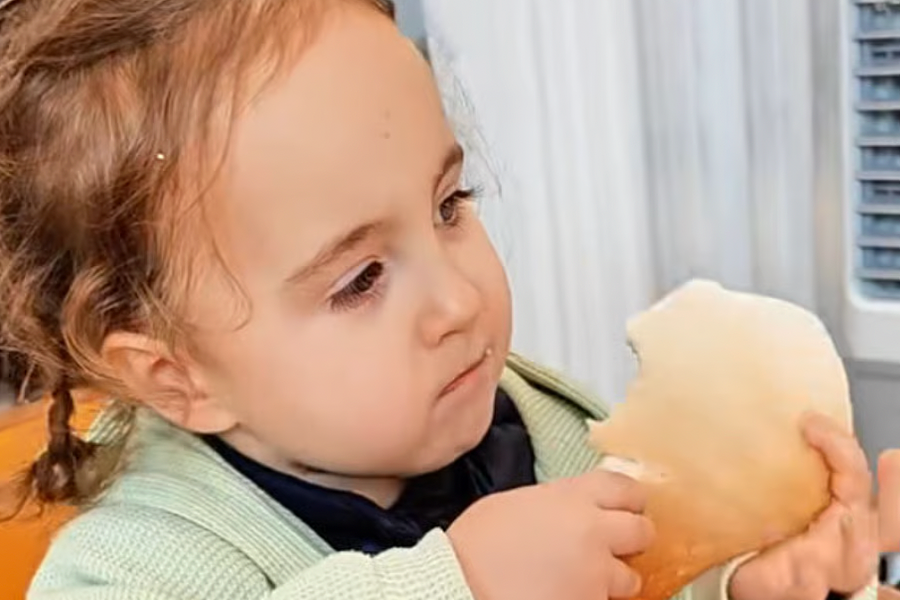 Vợ chồng Trung Quốc sinh con tóc vàng, mắt xanh