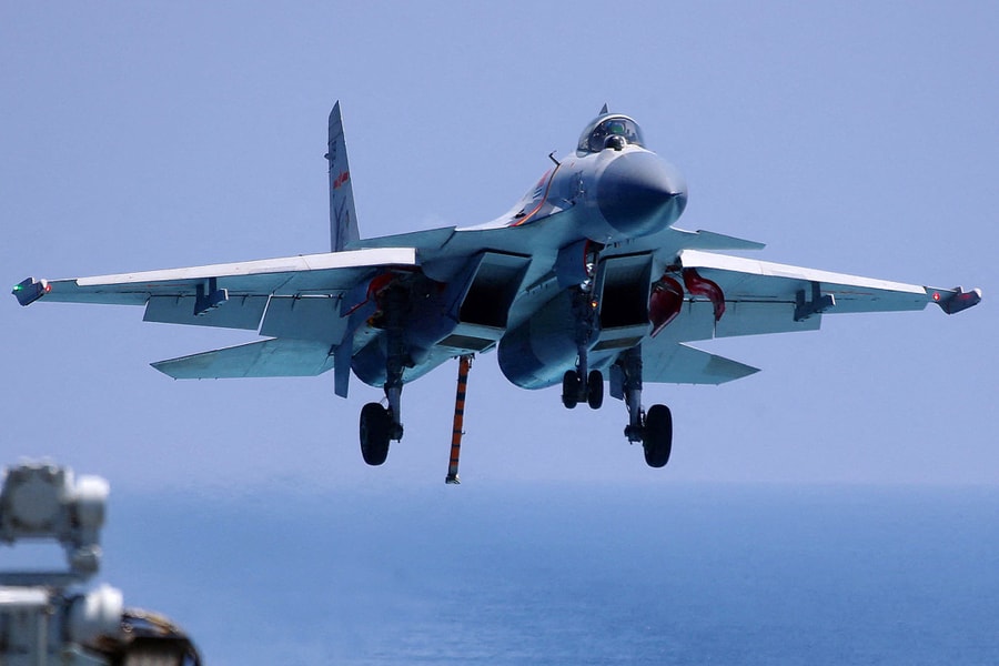 Tiêm kích Trung Quốc bị tố khóa mục tiêu vào máy bay Nhật Bản