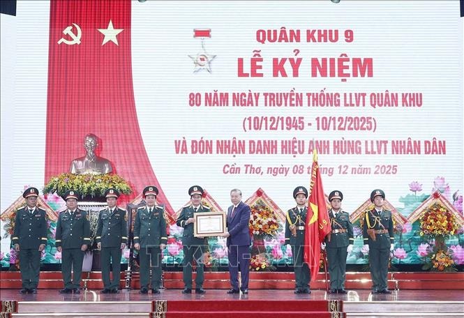 Tổng Bí thư dự Lễ kỷ niệm 80 năm Ngày truyền thống Quân khu 9