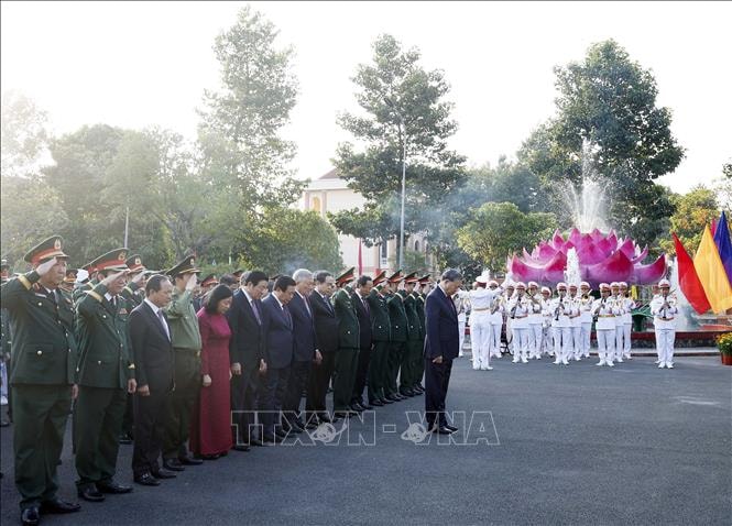 Tổng Bí thư Tô Lâm dâng hương tại các di tích lịch sử tại Cần Thơ