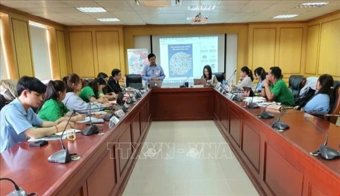 Trao đổi kinh nghiệm, nâng cao kỹ năng thông tin về môi trường cho nhà báo Lào