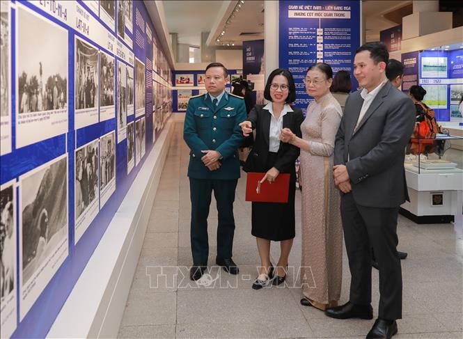 Trưng bày chuyên đề "Dấu chân Hồ Chí Minh trên quê hương Cách mạng Tháng Mười"