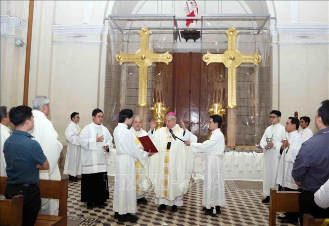 Hoàn thành hai cây Thánh giá của Nhà thờ Đức Bà Sài Gòn