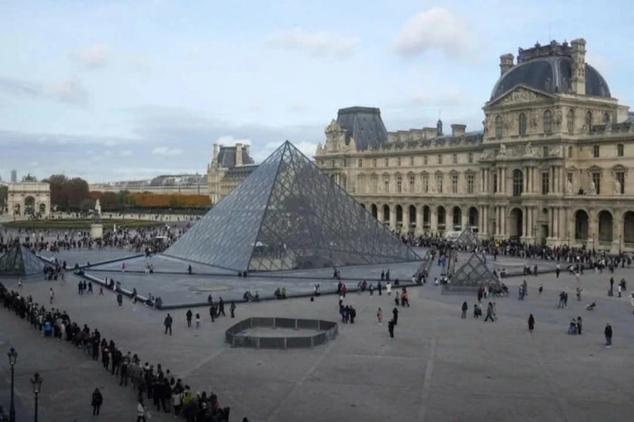 Sau vụ trộm trang sức, bảo tàng đông khách nhất thế giới lại bị dột nước