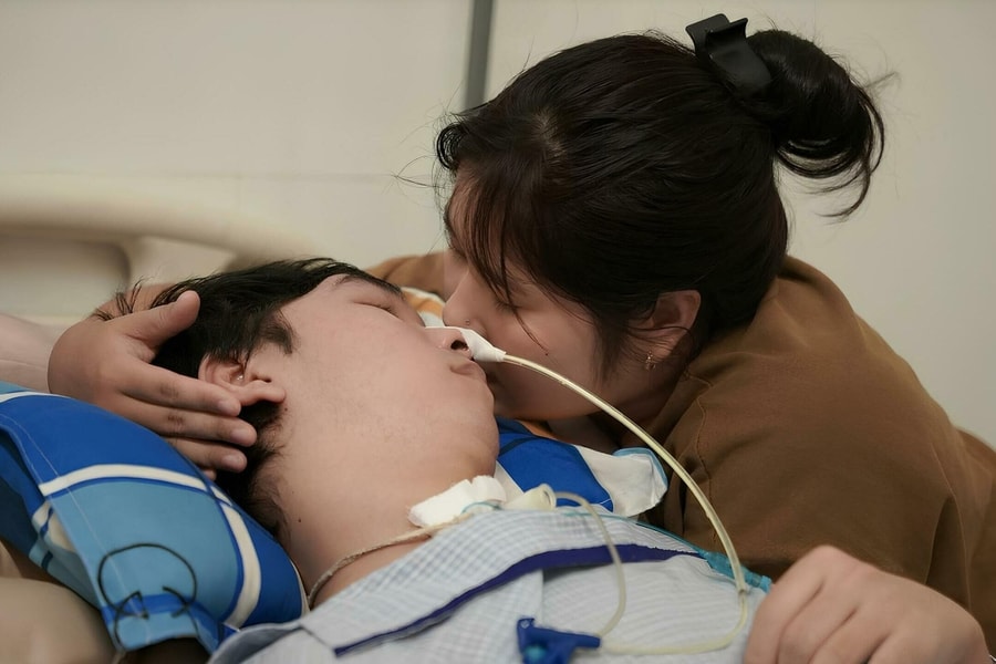 Cô gái 21 tuổi gồng gánh chăm bạn trai đột quỵ