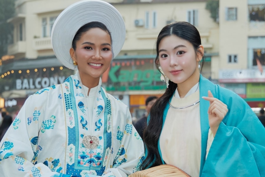 Lọ Lem diễu hành cổ phục cùng H'Hen Niê