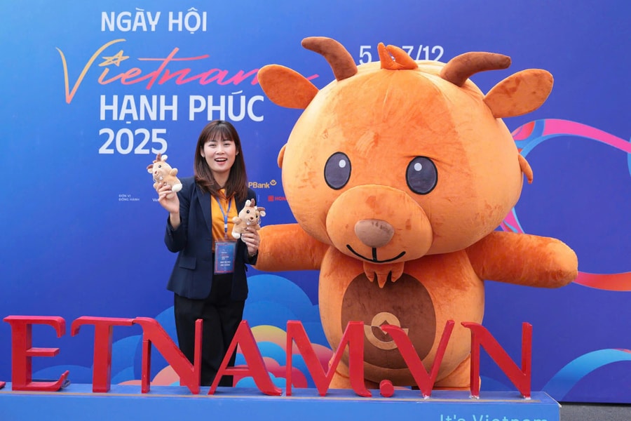 Gian hàng LPBank tại Vietnam Happy Fest 2025 hút khách tham quan