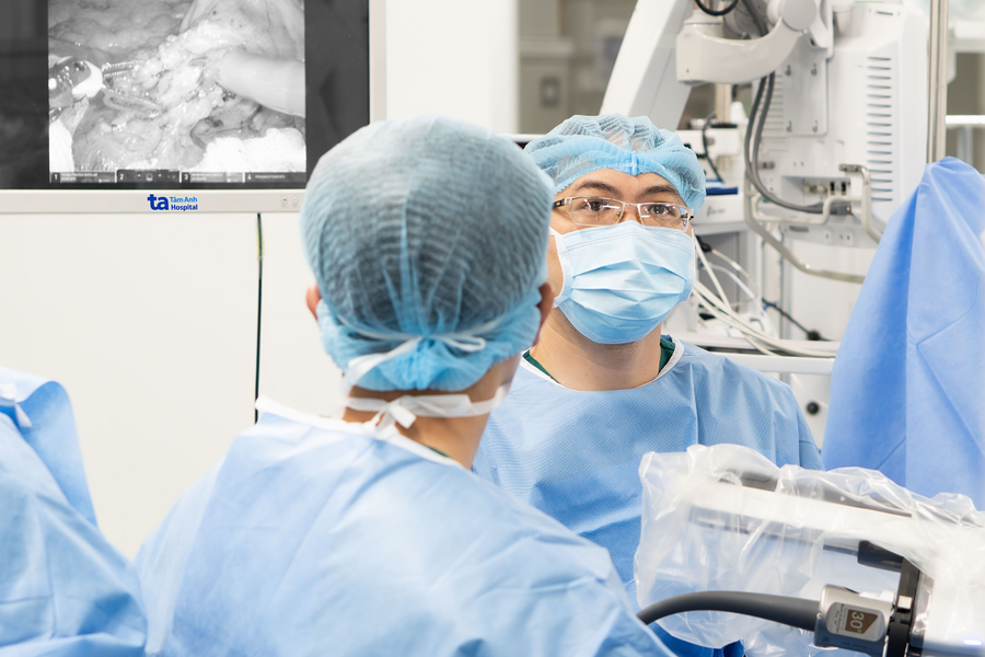 Robot phẫu thuật cắt nang tụy cho người phụ nữ