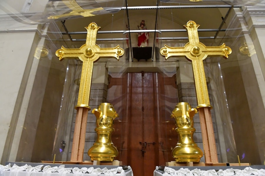 Trưng bày hai Thánh giá 400 kg mạ vàng ở Nhà thờ Đức Bà
