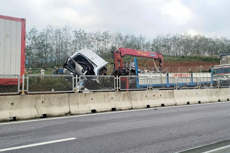 Xe tải tông đuôi xe đầu kéo, hai người tử vong