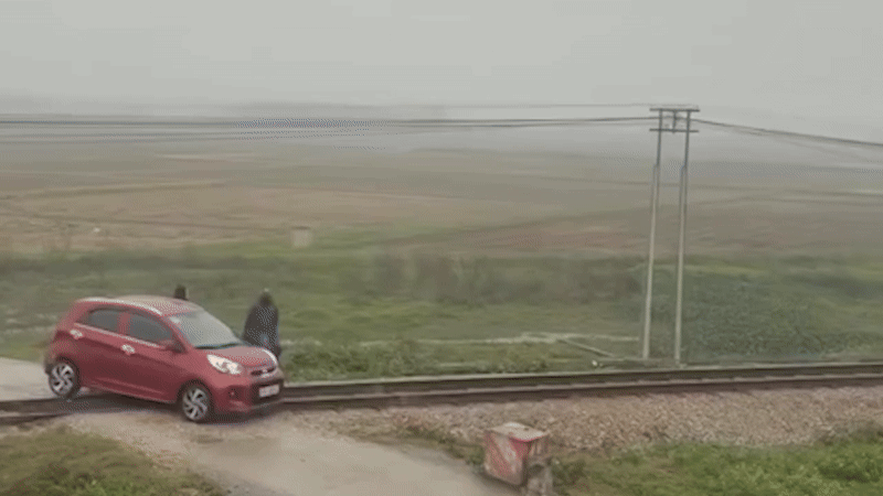 Bị phạt 5 triệu đồng vì để ôtô mắc kẹt trên đường sắt