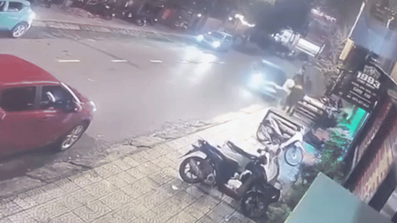 Tông ôtô vào nhóm người sau cãi vã