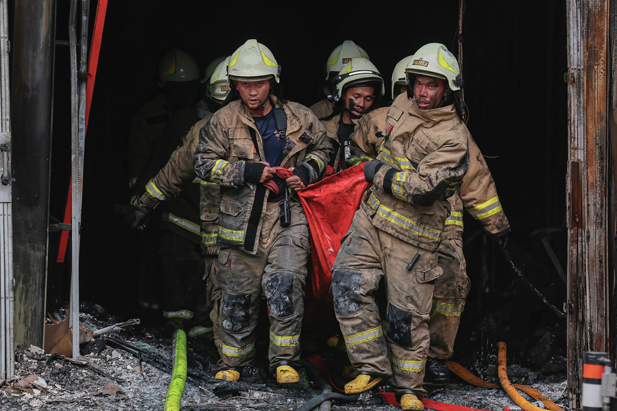 Khung cảnh tang thương bao trùm địa điểm xảy ra vụ cháy ở Indonesia