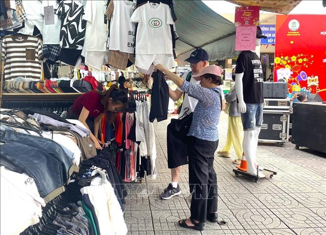 Chợ truyền thống bắt nhịp tiêu dùng, 'hút' khách cuối năm