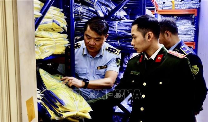 Phát hiện cơ sở bán 6.414 bộ quần áo nghi giả mạo nhãn hiệu