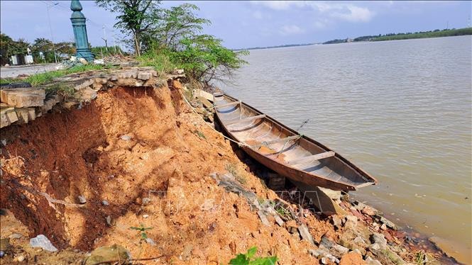 Bờ kè sông Thạch Hãn bị sạt lở nghiêm trọng