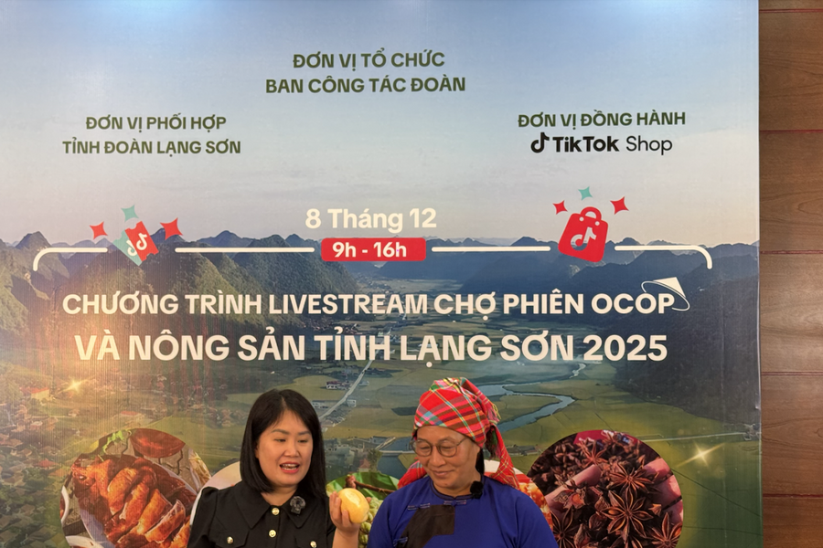 Lần đầu tiên nông dân Lạng Sơn mang vịt quay lên chốt đơn trên chợ 'ảo'