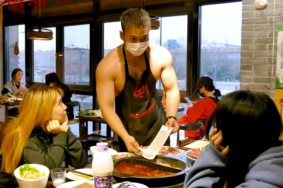 Dịch vụ 'trai đẹp phục vụ'