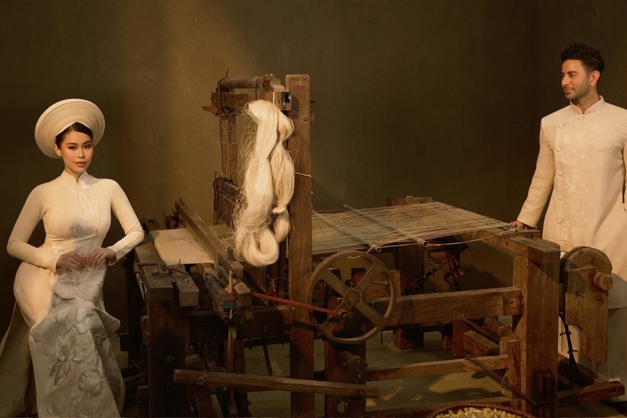 Tiên Nguyễn và chồng Dubai tạo dáng bên khung cửi hơn 100 tuổi