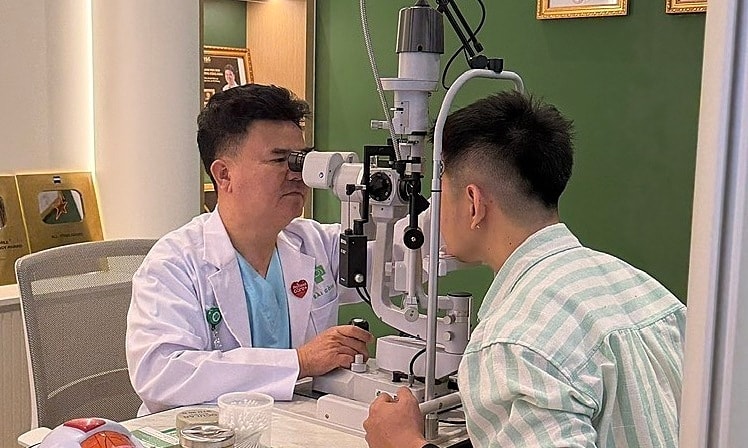 Mắt hóa 'đồng cỏ khô' ở tuổi 20