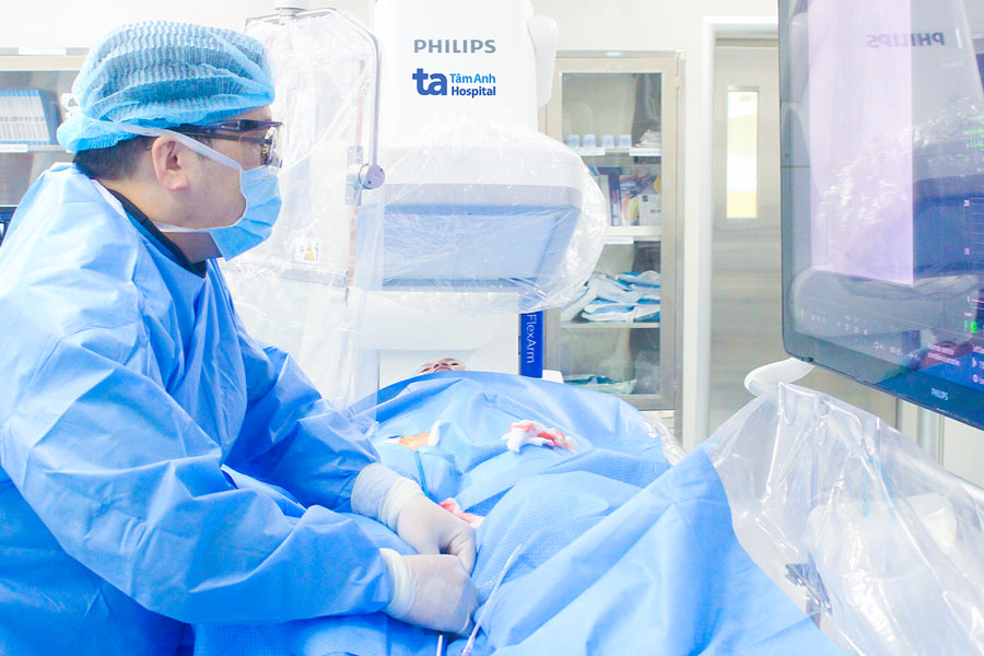 Hai lỗ thông liên nhĩ gây giãn buồng tim người phụ nữ