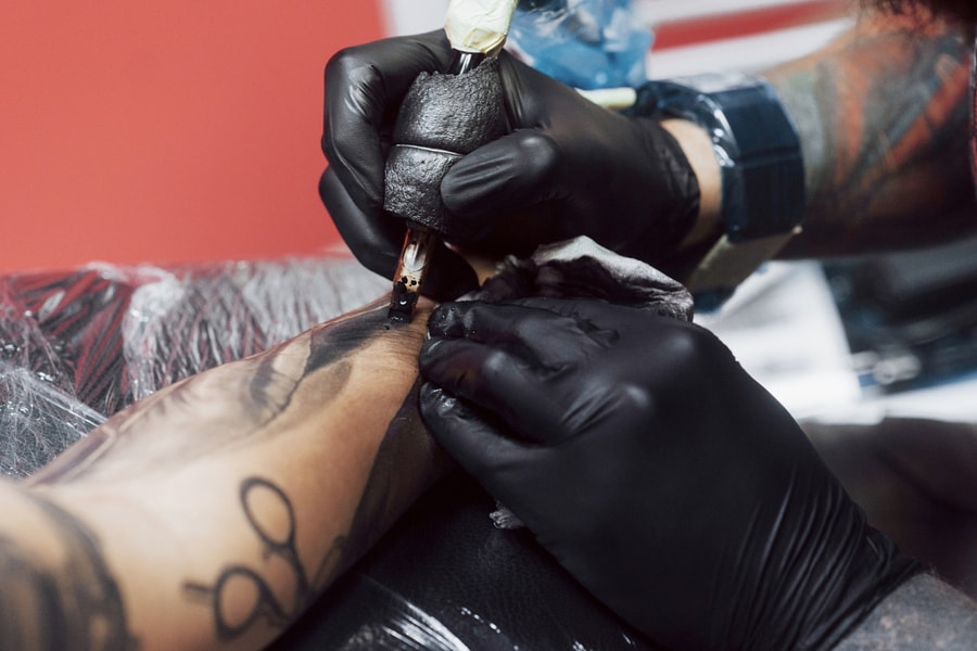 Hình xăm ảnh hưởng đến hiệu quả vaccine ra sao?