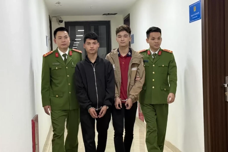 Dí dao cướp xe máy trên đường đê