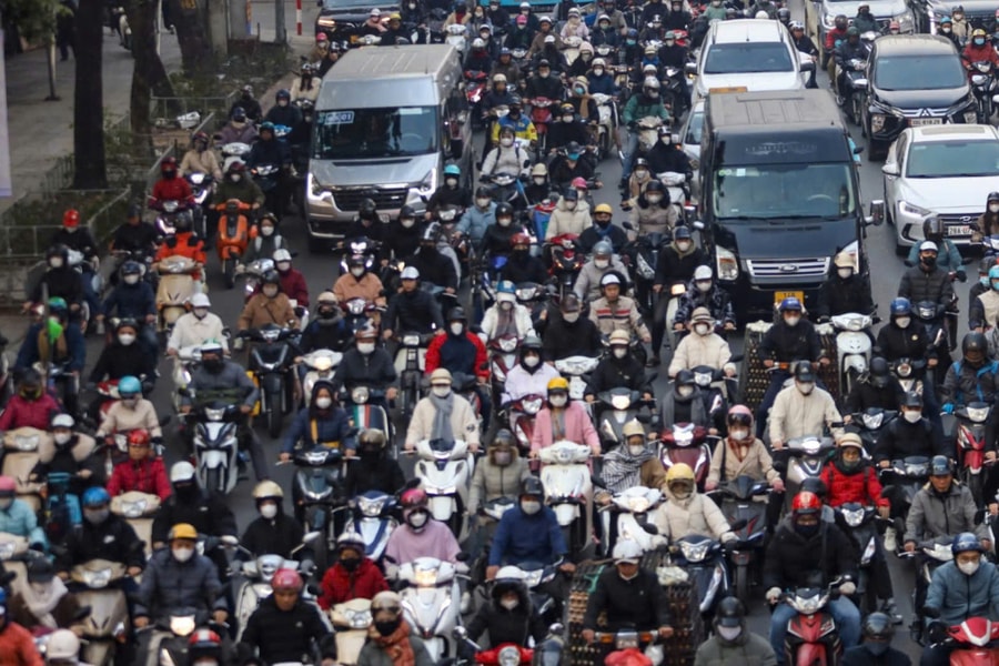 Hà Nội chuẩn bị trạm sạc, bãi đỗ cho lộ trình hạn chế xe máy xăng