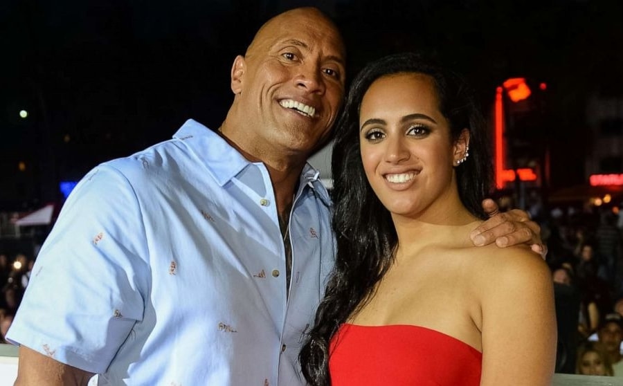 Con gái The Rock công khai yêu nữ đô vật