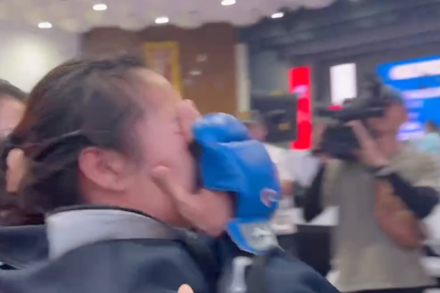 Vô địch U21 thế giới vẫn trượt HCV SEA Games, võ sĩ Việt Nam khóc nức nở