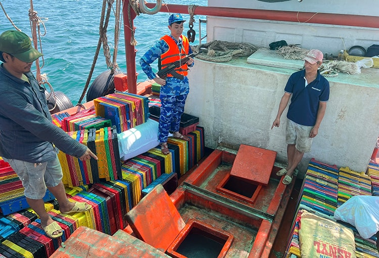 Cảnh sát biển bắt giữ tàu cá vận chuyển 60.000 lít dầu DO không rõ nguồn gốc