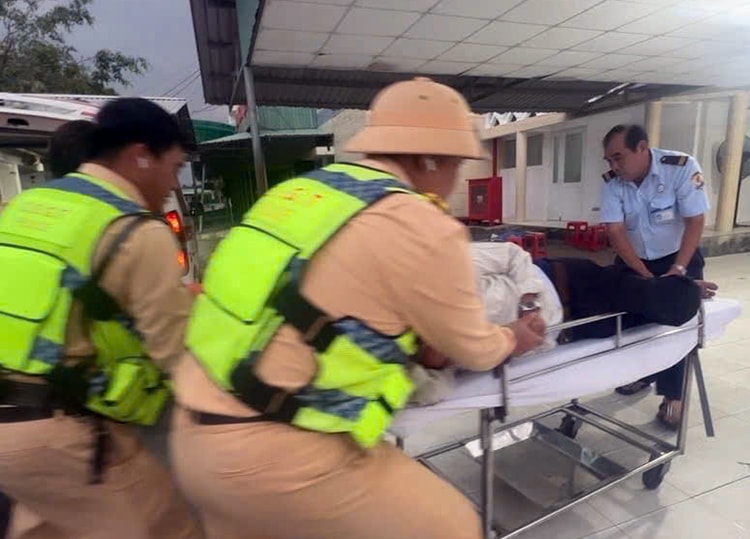 CSGT kịp thời cứu người nguy kịch trên cao tốc TP Hồ Chí Minh – Trung Lương