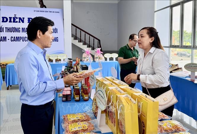 Kết nối thương mại vùng biên giới Việt Nam - Campuchia