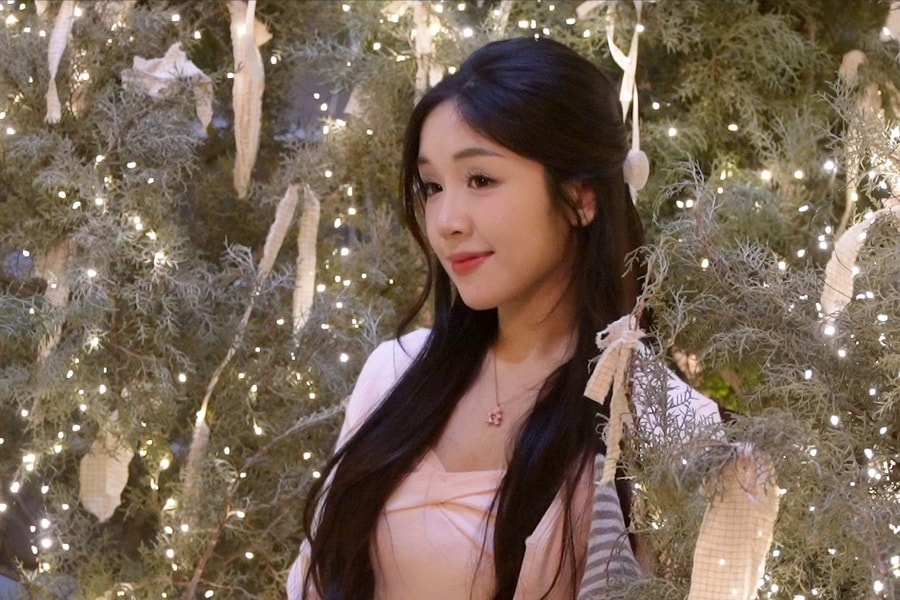 Hà Nội: GenZ xếp hàng dài chụp ảnh ở quán cà phê có cây thông Noel khổng lồ