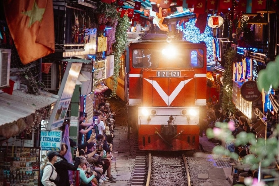 Khách Tây nói gì về phố đường tàu Hà Nội: Vì sao càng cấm càng hút khách?