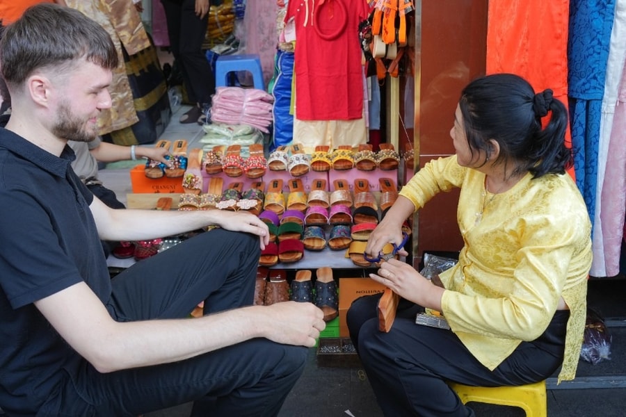 Khách Tây ra chợ đóng guốc, đi chùa "cầu con" linh thiêng nhất ở TPHCM