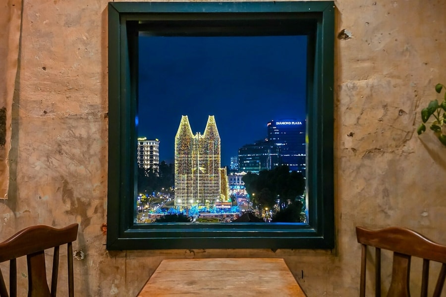 Quán cà phê ngắm trọn nhà thờ Đức Bà lên đèn dịp Giáng sinh