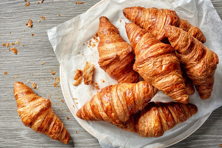 Bánh sừng bò nổi tiếng ở Pháp có nguồn gốc từ đâu?