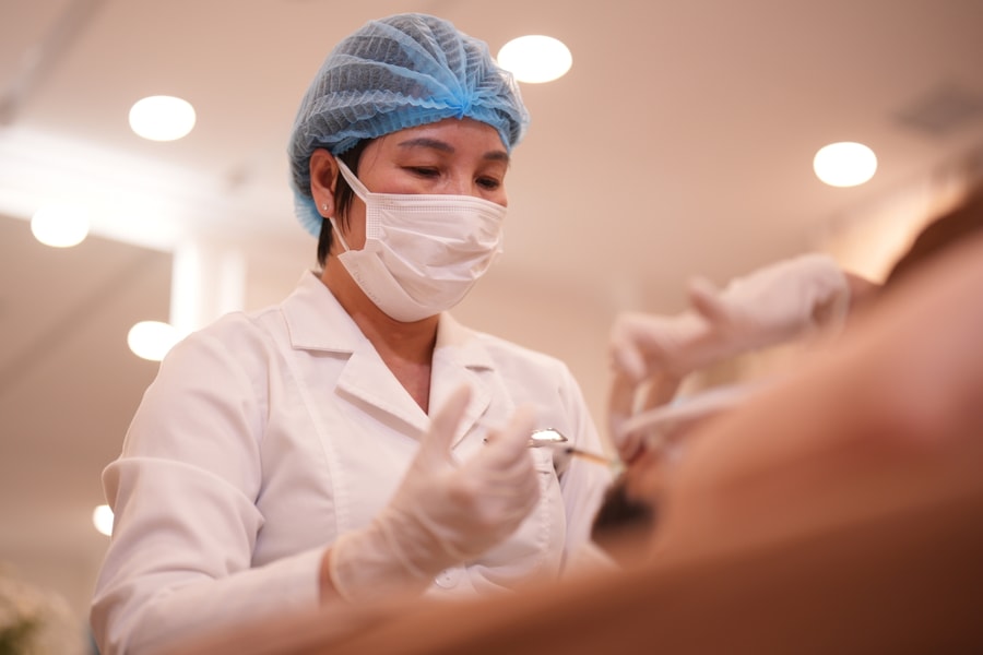 Tiêm filler căn chỉnh mặt có làm da chảy xệ không?