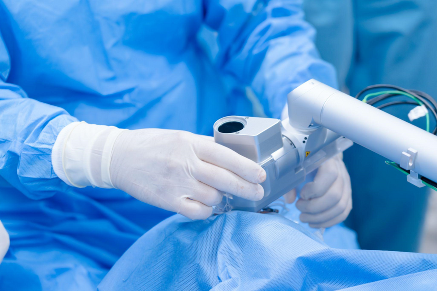 Việt Nam lần đầu ghép giác mạc bằng laser trên máy Femto Z8