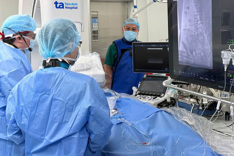 Thay van tim cho cụ ông nhiều bệnh nền