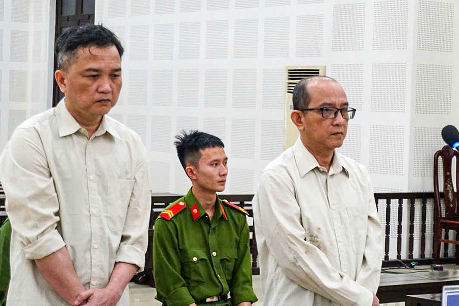 Anh em cựu phó giám đốc ngân hàng bị cáo buộc chiếm đoạt hai căn nhà