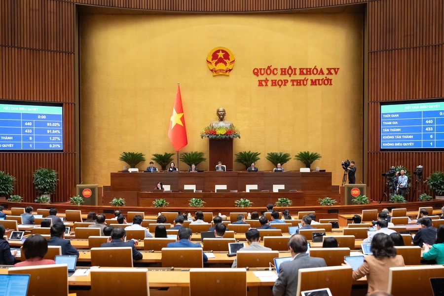 Nghiêm cấm luân chuyển người đấu tranh chống lãng phí khi đang giải quyết vụ việc