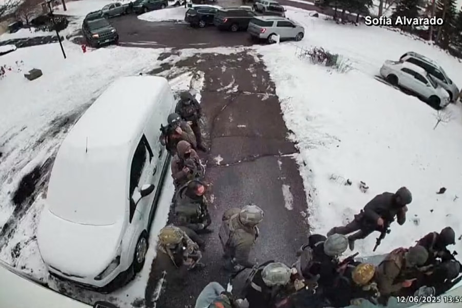 Đặc vụ ICE bị cáo buộc xông vào nhà bắt người nhập cư