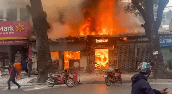 Ba kiốt phố trung tâm Hà Nội cháy ngùn ngụt