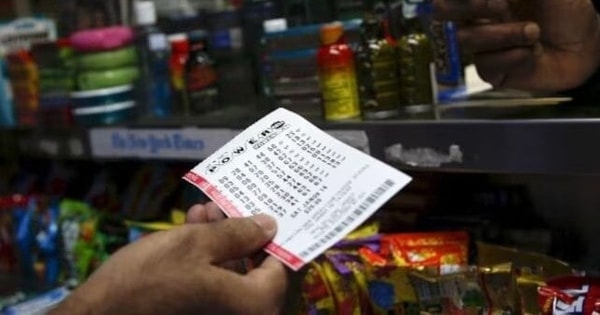 Trúng số độc đắc gần 4,4 tỷ đồng, cả gia đình sợ hãi bỏ trốn