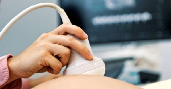 Khám cho người phụ nữ mang thai, bác sĩ phát hiện ra "bí mật" trong bụng