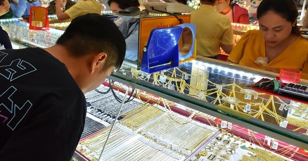 Giá vàng hôm nay 10-12: Tăng rất mạnh